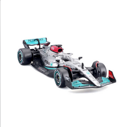 Bburago Mercedes-AMG F1 W13 2022 Hamilton with helmet in window box 1/43