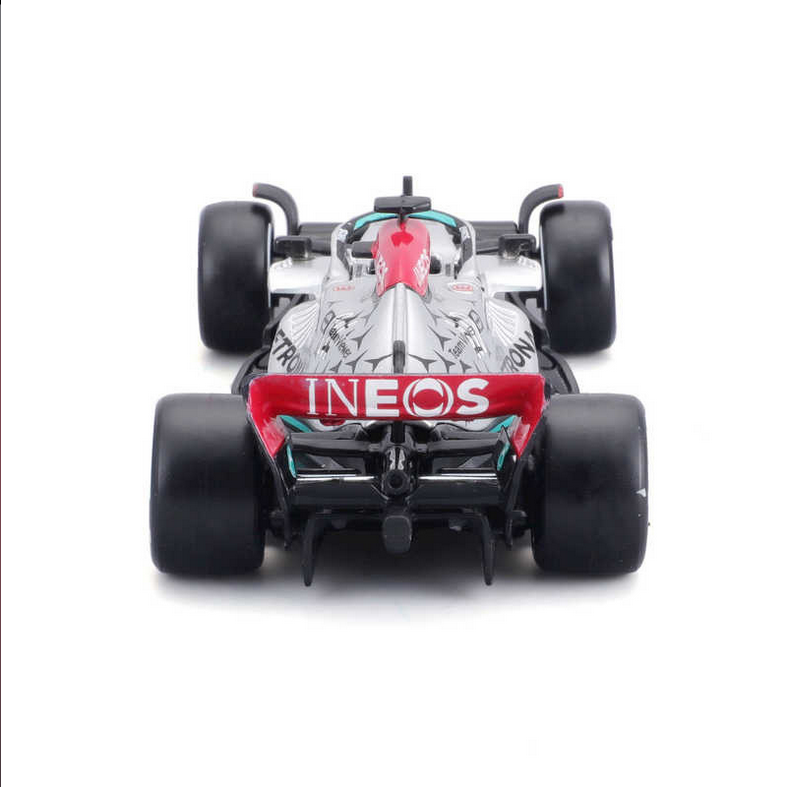 Bburago Mercedes-AMG F1 W13 2022 Hamilton with helmet in window box 1/43