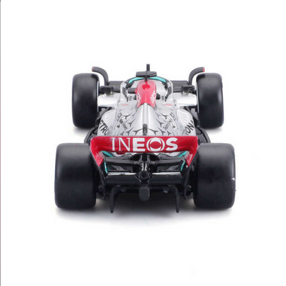 Bburago Mercedes-AMG F1 W13 2022 Hamilton with helmet in window box 1/43